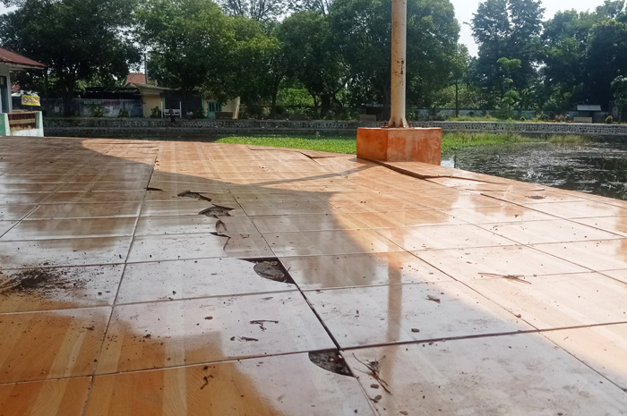 REMUK: Kondisi lantai panggung hiburan Taman Tirta Wisata Jombang selain pecah juga ambles.