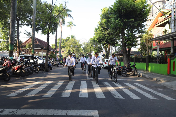 SEHAT: Pj Bupati Jombang Sugiat gowes menuju lokasi apel peringatan hari lingkungan hidup sedunia.