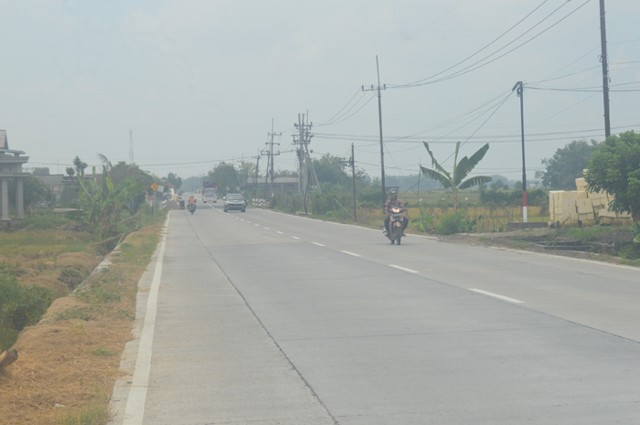 TANPA PJU: Sepanjang ruas jalan Kabuh-Tapen, Jombang belum dilengkapi penerangan jalan.