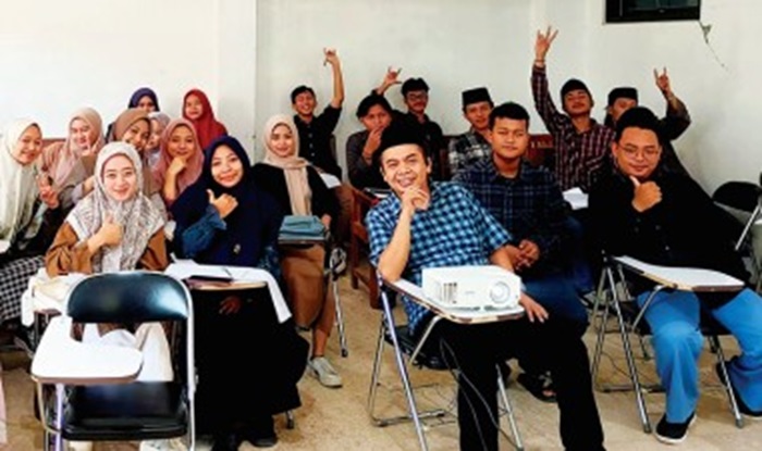 TELADAN: HM Syarif Hidayatullah ST MMT (Gus Sentot) bersama mahasiswa Jurusan Perbankan Syariah, Fakultas Syariah dan Ekonomi semester 4 Universitas Islam Tribakti, Kediri.