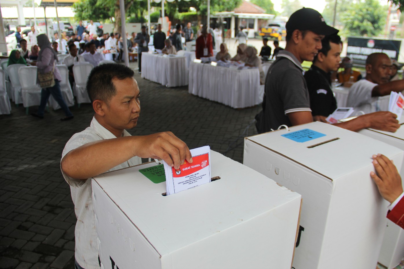 SIMULASI: Sejumlah  pemilu mengikuti simulasi coblosan Pemilu 2024 di kantor KPU Jombang beberapa waktu lalu, jumlah TPS Pilbup Jombang turun.