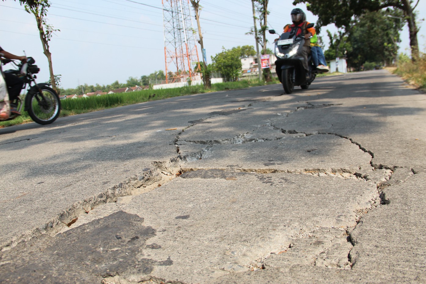 MULAI RUSAK: Kondisi jalan cor kabupaten di Desa Banjaragung, Kecamatan Bareng, Jombang, mulai terlihat rusak, Jumat (7/8).