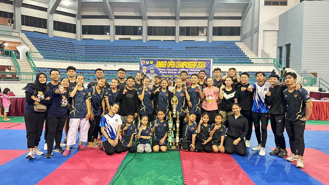 MEMBANGGAKAN: Karateka Jombang bersama trofi juara umum Jember Open Karate Championship (2/6).