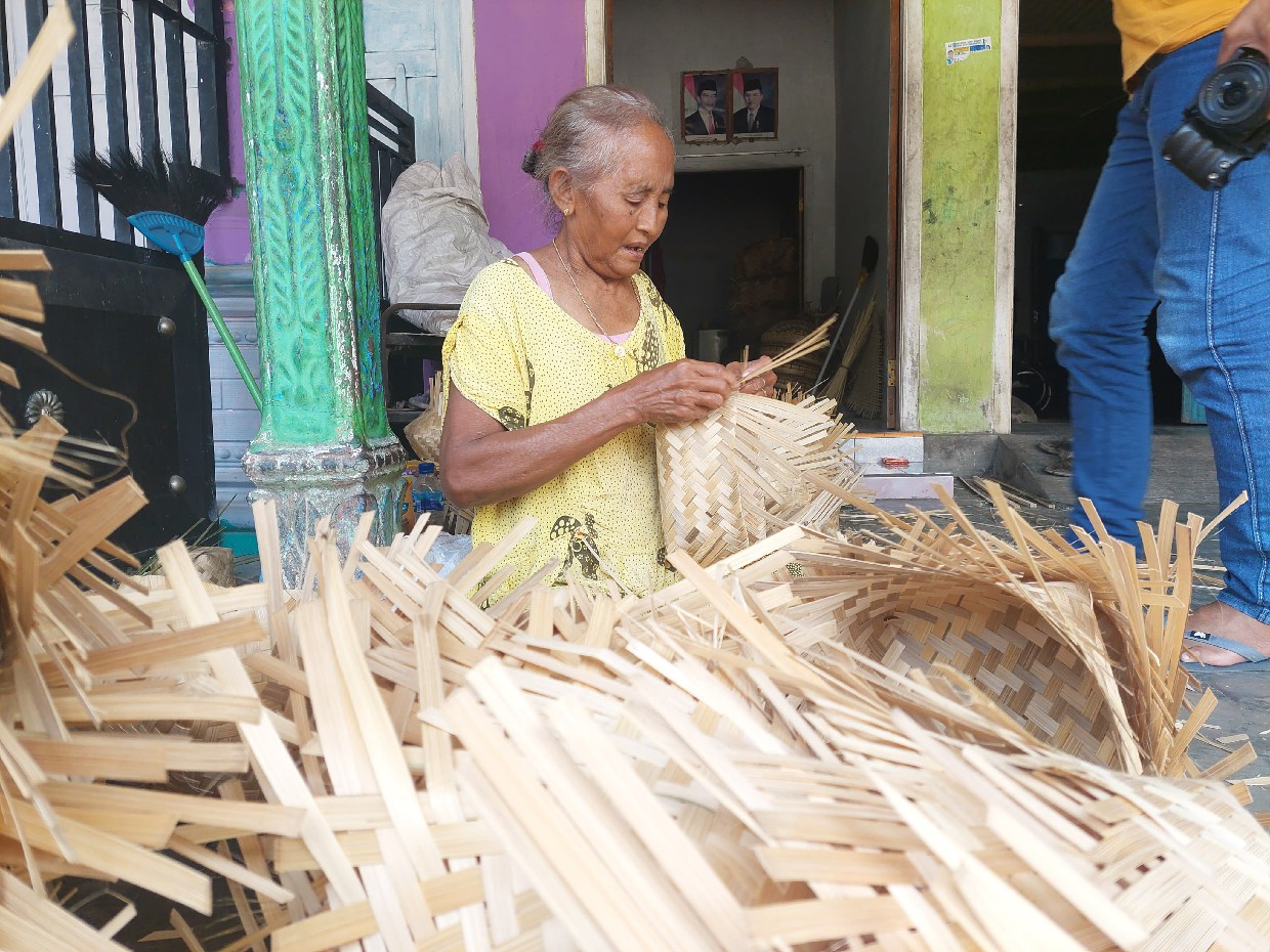 DIKEBUT: Perajin besek bambu asal Desa Kertorejo, Kecamatan Ngoro, Jombang banjir pesanan jelang Idul Adha.