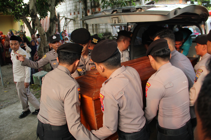 RUMAH DUKA: Jenazah Briptu Rian Dwi Wicaksono, 27, anggota Sat Samapta Polres Jombang tiba di rumah duka Dusun Sambong, Desa Sumberjo, Kecamatan Plandaan, Jombang Minggu (9/6) sore.