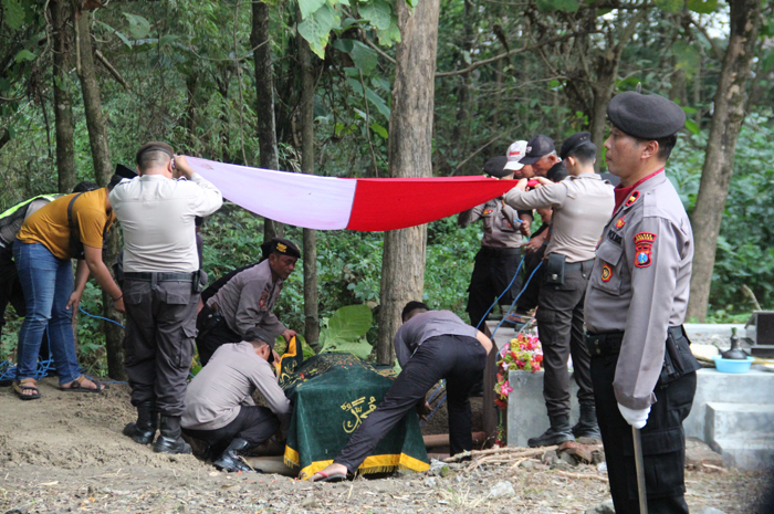 RUMAH DUKA: Prosesi pemakaman jenazah Briptu Rian Dwi Wicaksono, 27, anggota Sat Samapta Polres Jombang yang dibakar istrinya dilakukan secara kedinasan, Minggu (9/6) sore