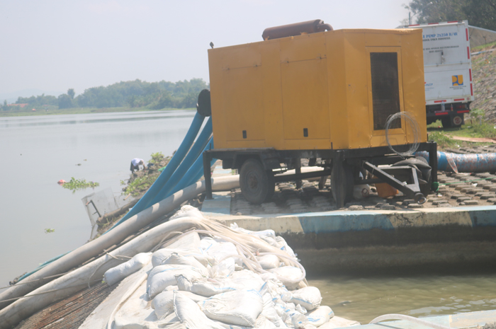 RUSAK: Tiga mesin pompa dioperasikan untuk pengambilan air dari Sungai Brantas ke intake Saluran Induk Jatimlerek imbas Dam Karet Jatimlerek Jombang jebol.