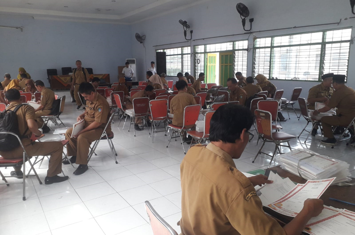 TERTIB: Pembagian blanko ijazah SD di Aula 2 Dinas Pendidikan  dan Kebudayaan Kabupaten Jombang, Senin (4/6).