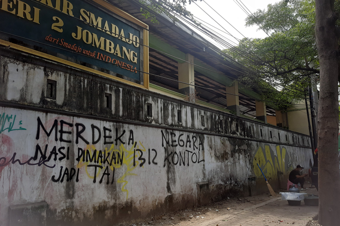 TAMPAK KUMUH: Tembok SMAN 2 Jombang dipenuhi dengan coretan aksi vandalisme yang dilakukan oleh orang tak bertanggungjawab, Sabtu (8/6).