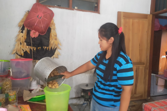 GURIH: Keripik bonggol pisang bikinan warga Desa Penggaron, Mojowarno, Jombang diburu pembeli dengan berbagai varian rasa.
