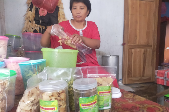 ENAK: Proses pembuatan keripik dari bonggol pisang dengan rasa yang gurih dan renyah.