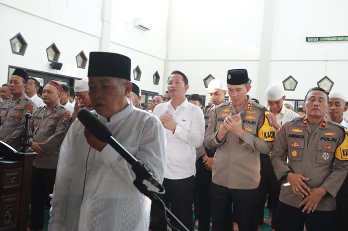 SAMPAIKAN DUKA: Kapolres Jombang AKBP Eko Bagus Riyadi mengikuti salat gaib untuk Briptu RDW alias Rian Dwi Wicaksono, Senin (10/6).