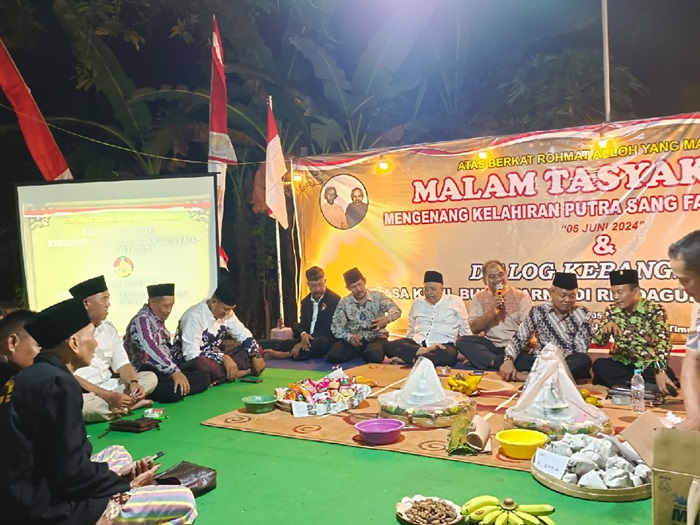 BUKTI SEJARAH: Kepala Desa Rejoagung Sugeng bersama pejabat Pemkab Jombang dalam memperingati hari lahir Presiden Soekarno di Dusun/Desa Rejoagung, Ploso, Jombang.