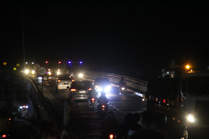 BIKIN GELAP: Kondisi PJU jembatan baru Ploso di Desa Rejoagung, Kecamatan Ploso, Jombang padam.