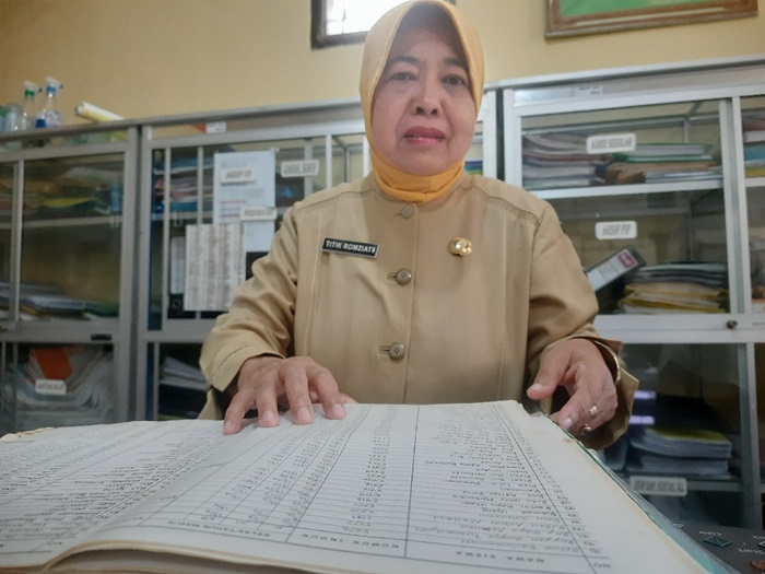 TERTULIS: Titik salah satu guru SMAN Ploso, Jombang menunjukkan data jika Fadhilatun Nikmah dan Rian Dwi Wicaksono siswa SMAN Ploso.