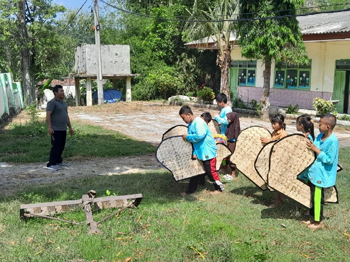 SEMANGAT: Salah satu guru yang mengajar di SDN Sumberaji 2 Kecamatan Kabuh, Jombang, (9/6).