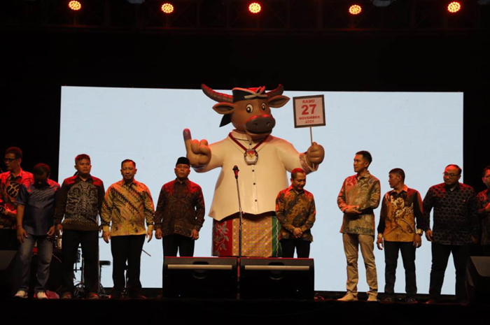 DILUNCURKAN: Ketua KPU Jombang Abdul Wadud Burhan Abadi bersama Pj Bupati Jombang Sugiat dan jajaran Forkopimda meluncurkan pelaksanaan Pilkada 2024 di Alun alun Jombang, Selasa (11/6) malam.