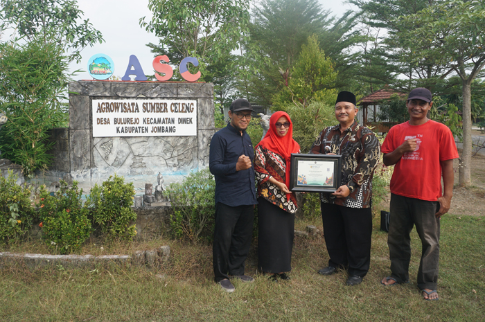 DESA WISATA: Kepala Desa Bulurejo Supraptini bersama BUMDes JayaMahe foto bersama Camat Diwek Agus Sholihudin saat menerima sertifikat penghargaan nominasi ADWI 2024.