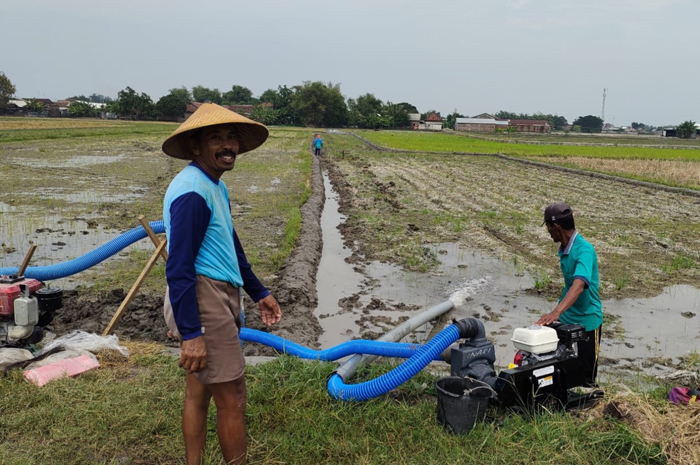 UNTUK PETANI: Disperta Jombang meminjamkan mesin pompa air kepada Poktan Kramat, Desa Tanggungkramat, Kecamatan Ploso, Jombang.