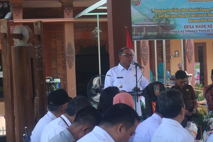 SANTER MAJU PILBUP: Pj Bupati Jombang Sugiat saat menghadiri acara di Balai Desa Made, Kecamatan Kudu, Jombang, Rabu (12/6) siang