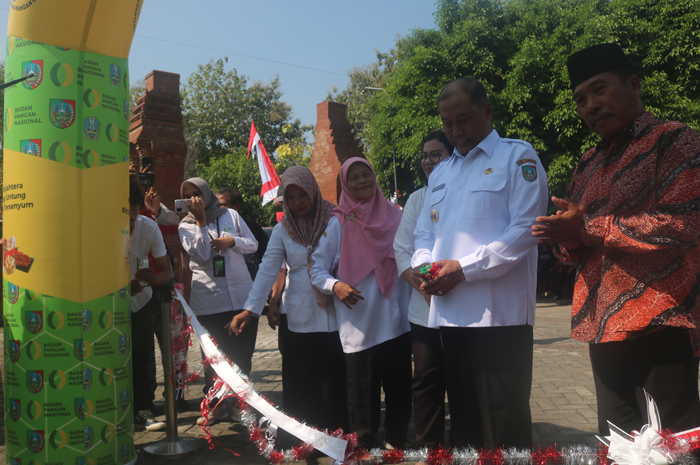 POTONG PITA: Pj Bupati Jombang Sugiat secara simbolis meluncurkan program Desa Mandiri Pangan di Desa Made, Kecamatan Kudu, Jombang.