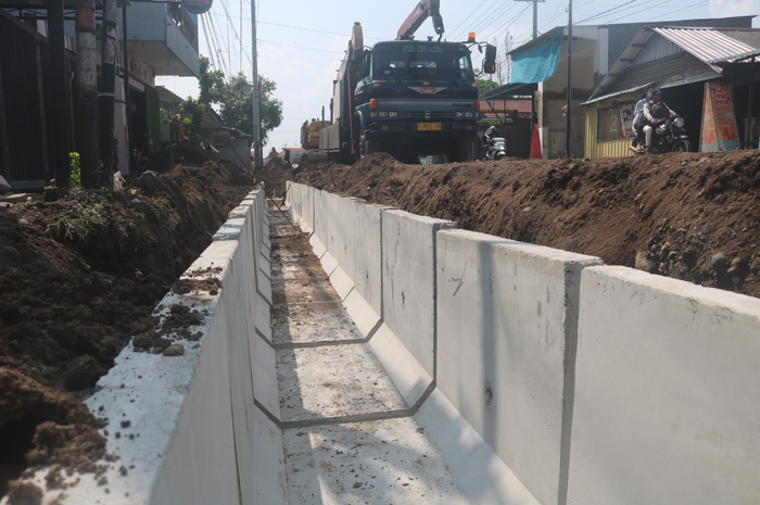 DIPASANG: Ruas Mojoagung-Mojoduwur di Desa Mojotrisno, Kecamatan Mojagung, Jombang selain perbaikan jalan juga dipasang u-ditch.