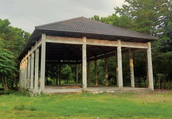 SETENGAH JADI: Aula terbuka Dinas P dan K Jombang yang bakal dibangun tahun ini, Kamis (13/6).