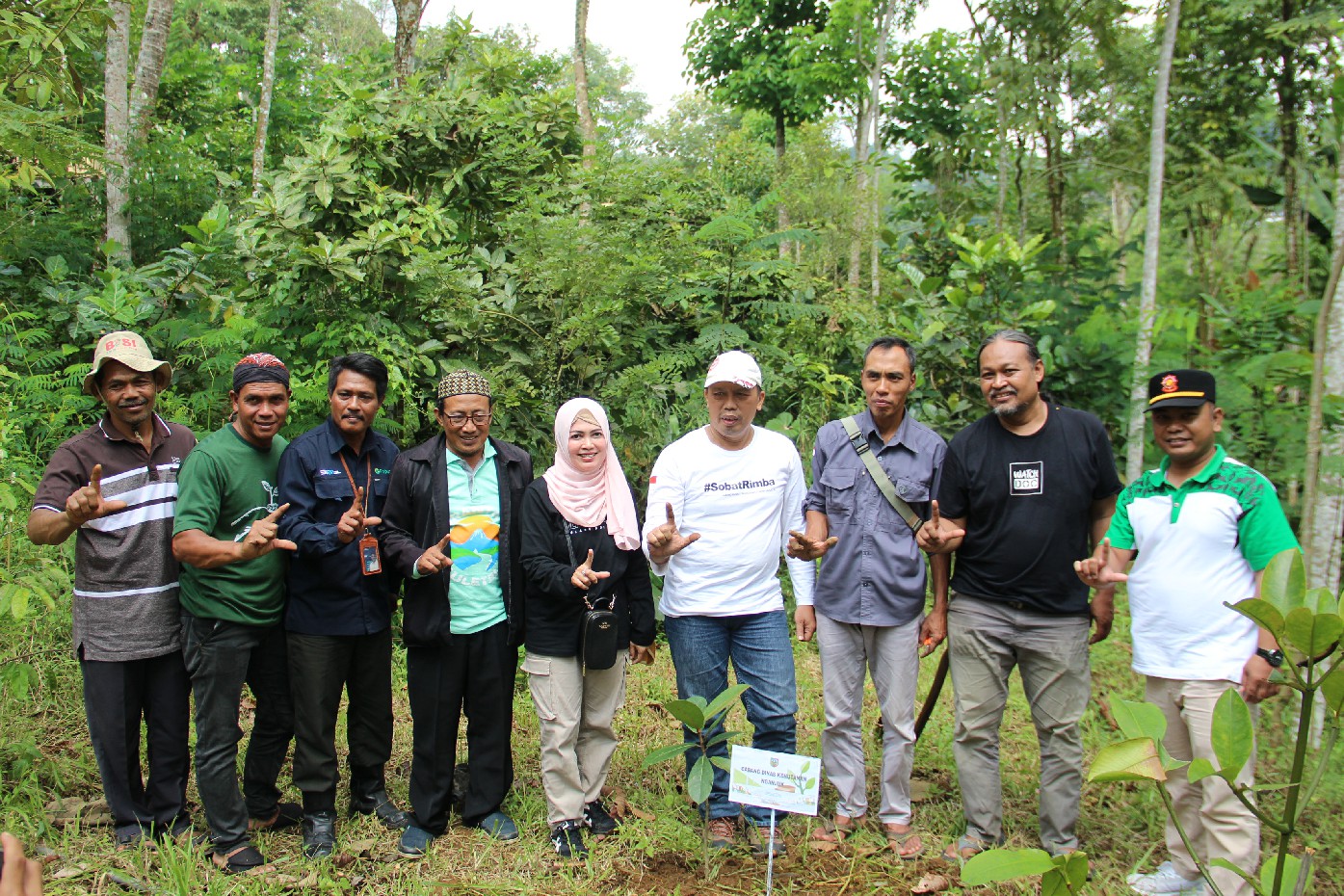 KOMPAK: Kepala Bidang Konservasi Lingkungan DLH Jombang, Lilik Purwati, saat menanam pohon di wilayah kampung Adat Segunung, Wonosalam, Jombang, Jumat (14/6).