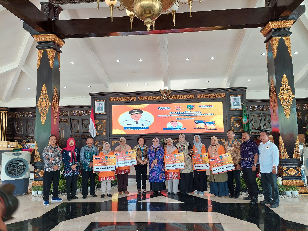 APRESIASI: Deputi Branch Manager Indomaret Jombang, Butet Sitanggang, bersama Ketua Dekranasda Kabupaten Jombang, Yayuk Dwi Irawanti, saat memberikan bantuan timbangan digital kepada pelaku UMKM.