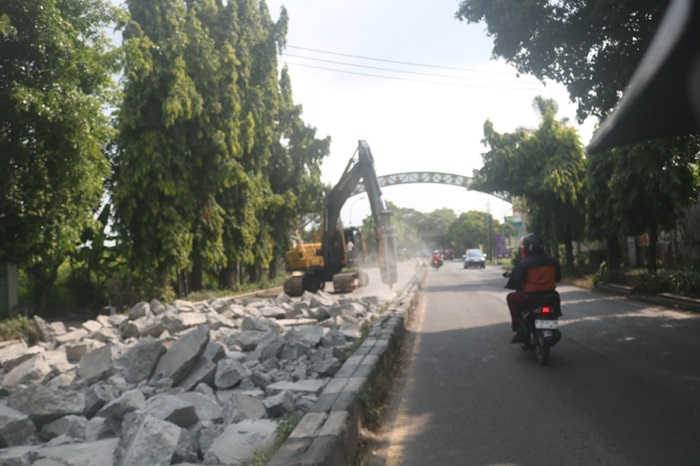 DIBONGKAR: Proses pembongkaran cor jalan nasional di Peterongan Jombang kini dikejar waktu.