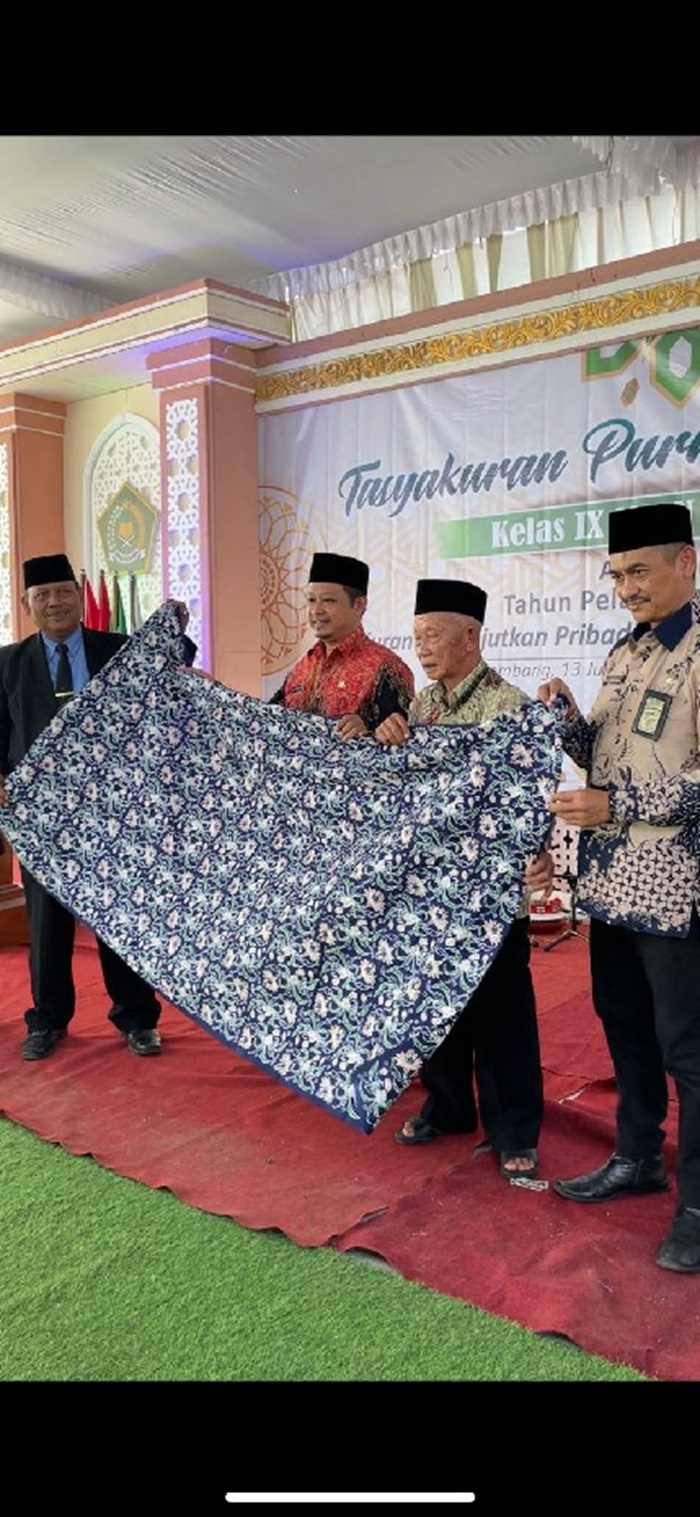 INOVASI: MTsN 1 Jombang melaunching batik wijaya kusuma.