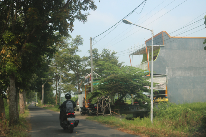 NYARIS AMBRUK: PJU di Desa Keras, Kecamatan Diwek, Jombang, yang doyong, Sabtu (15/6).