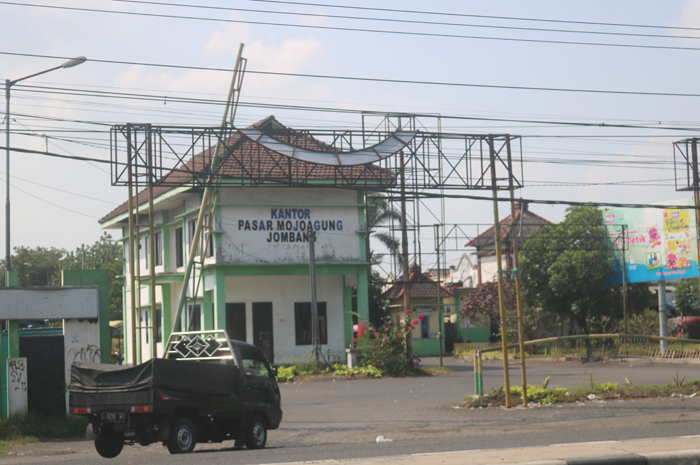 TAK TERAWAT: Kondisi tembok di Pasar Mojoagung, Jombang dipenuhi coretan dan papan nama ambruk, Jumat (14/6) siang.