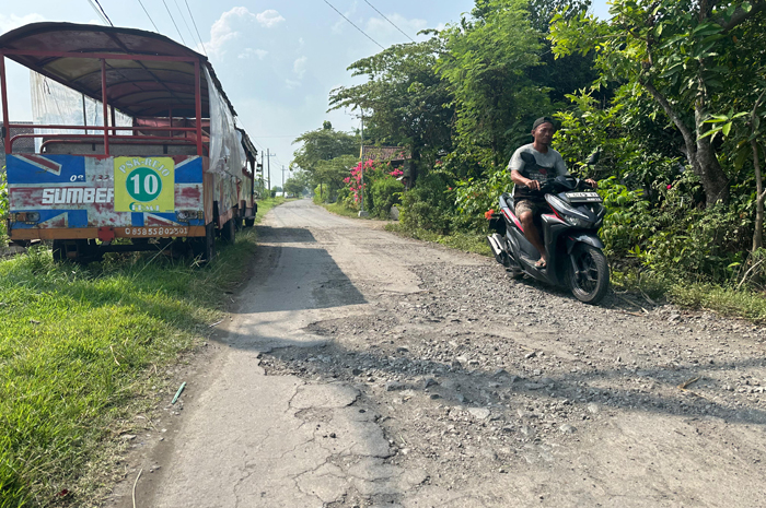 RUSAK: Kondisi jalur alternatif di Kecamatan Diwek, Jombang ini rusak parah, Sabtu (15/6).