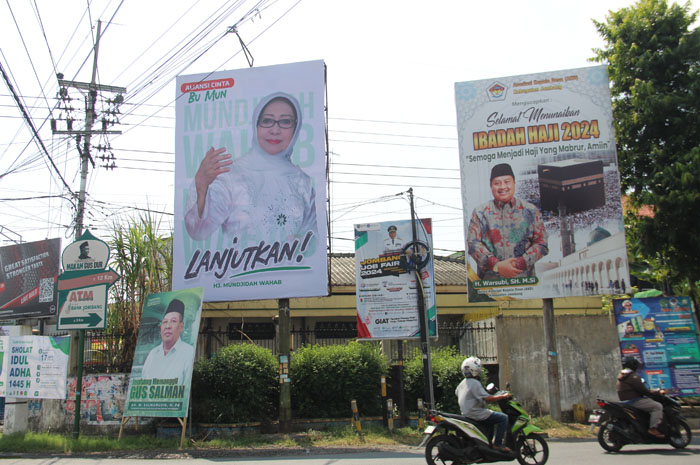 BARU DIPASANG: Baliho bergambar Mundjidah Wahab dengan tagline &ldquo;Lanjutkan&rdquo; memenuhi beberapa sudut kota siap maju kembali di Pilbup Jombang, Minggu (16/7).