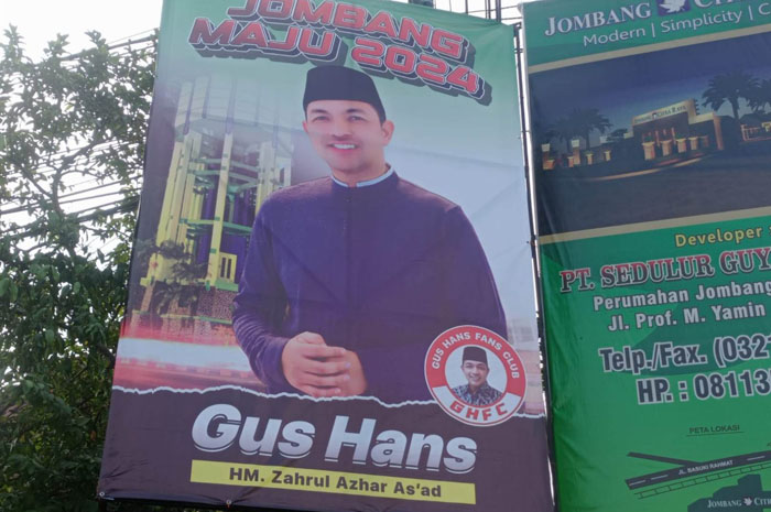 SIAP MAJU PILBUP Jombang: Baliho bergambar Gus Hans di simpang empat Parimono, Desa Plandi, Kecamatan Jombang.