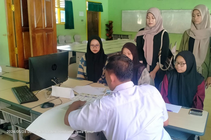 TERTIB: Siswa SMP/MTs mengambil PIN PPDB di SMAN Ngoro, Jombang, (28/5).