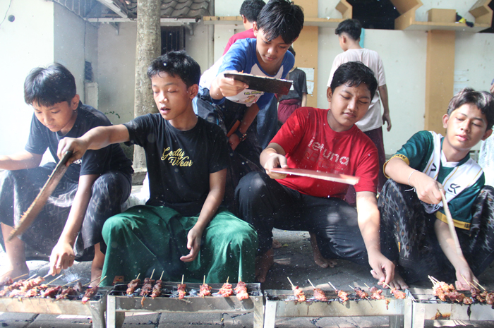 CERITA: Santri Pondok pesantren Tebuireng Jombang saat nyate bareng di halaman pondok, Senin (17/6).