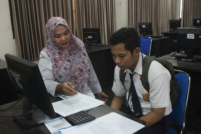 TERIB: Siswa melakukan pengambilan PIN dan verifikasi data PPDB di SMAN 2 Jombang, (7/6).
