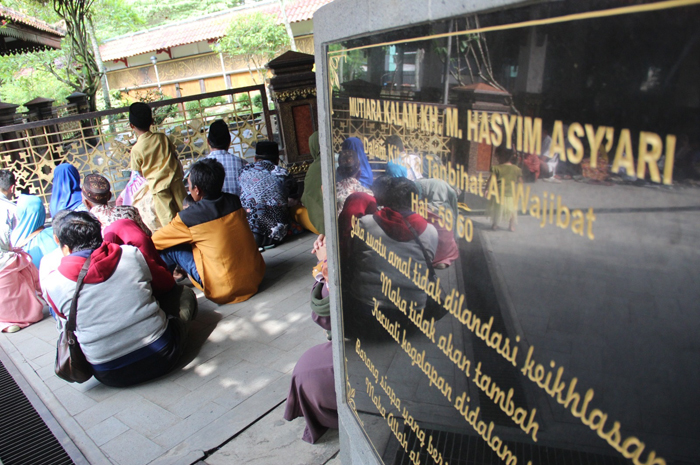 RAMAI: Ratusan peziarah Makam Gus Dur di Ponpes Tebuireng saat ziarah Senin (18/6).