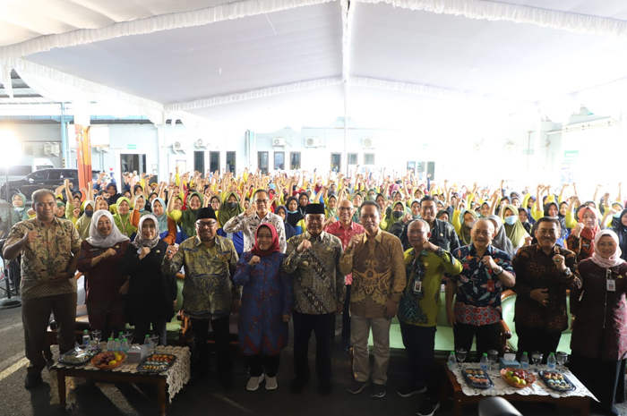 KOMPAK: Pj Bupati Sugiat, Plt Kepala Disnaker Nikmatusholihah dan sejumlah kepala organisasi perangkat daerah bersama peserta bimtek K3.