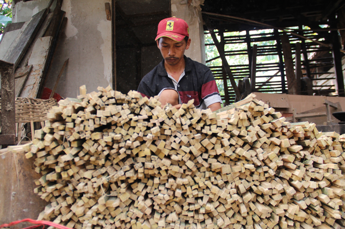 DIPROSES: Ira Nuriawan, 32, Warga Dusun Wonotirto, Desa Wonomerto, Kecamatan Wonosalam, Jombang, saat membuat tusuk berbahan bambu.