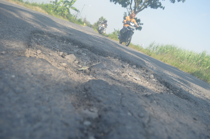 TAK LAGI MULUS: Kondisi jalan di Desa Watudakon, Kecamatan Kesamben, Jombang selain bergelombang juga berlubang.