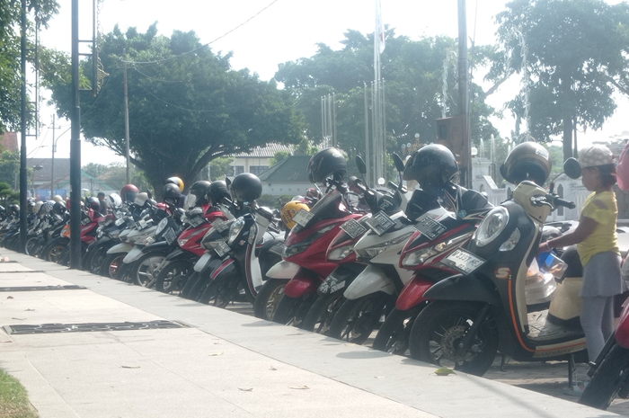 DIPARKIR: Sejumlah kendaraan terparkir di Alun-Alun Jombang yang selama ini dikelola kelompok masyarakat (2/6).