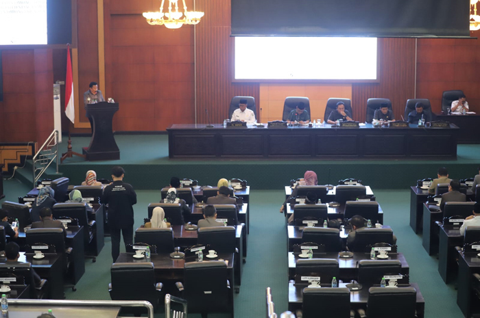 KOMPAK: Suasana sidang paripurna pemandangan umum  fraksi membahas empat raperda, Rabu (19/6), kemarin.