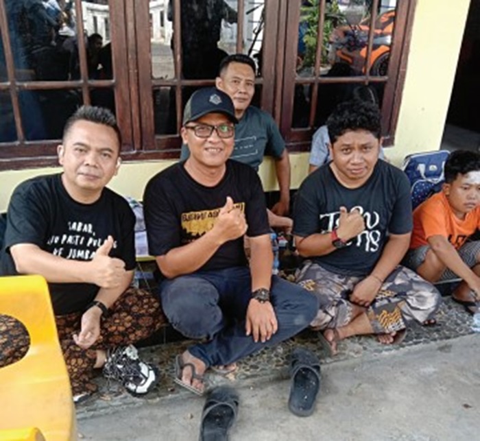 TELADAN: HM Syarif Hidayatullah ST MMT (Gus Sentot) bersama komedian Cak Ukil dan Dika Mbelok disela syuting di Dusun Kemambang Desa/Kecamatan Diwek, Jombang.