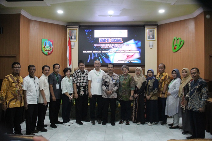 KOMPAK: Wakil Direktur Umum dan Keuangan RSUD Jombang, Mulya, bersama Yayasan Smile Train Indonesia usai mengadakan skrining kesehatan kepada peserta baksos, Jumat (21/6).