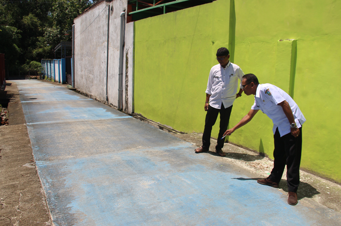 SEMAKIN BERKEMBANG: Kepala Desa Mojowarno Tatag Yudianto didampingi Hendriyanto Kaur Perencanaan, menunjukkan jalan rabat beton di Desa/Kecamatan Mojowarno, Jombang, Jumat (21/6).
