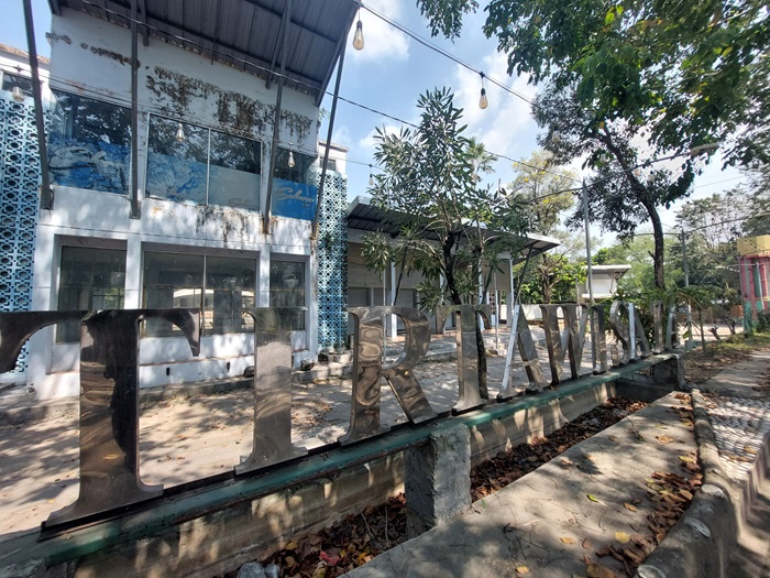 KOSONG: Deretan kios Taman Tirta Wisata di Desa Keplaksari, Kecamatan Peterongan, Jombang kosong.