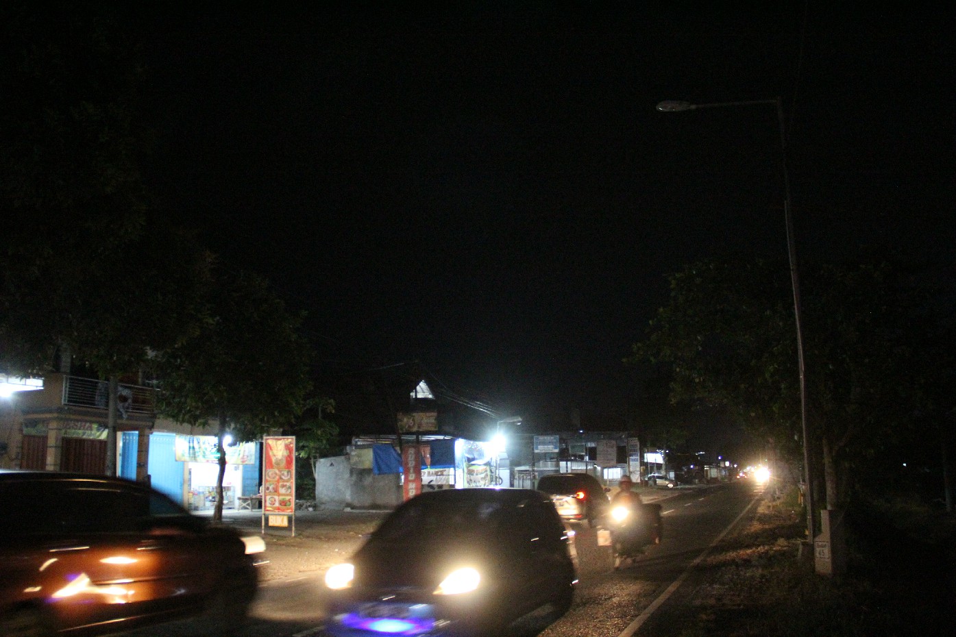 PADAM: Kondisi PJU di jalan Raya Sentul Tembelang, Jombang, padam Jumat (21/6).